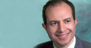 الأديب منير عتيبة المشرف علىمختبر السرديات بمكتبة الإسكندرية